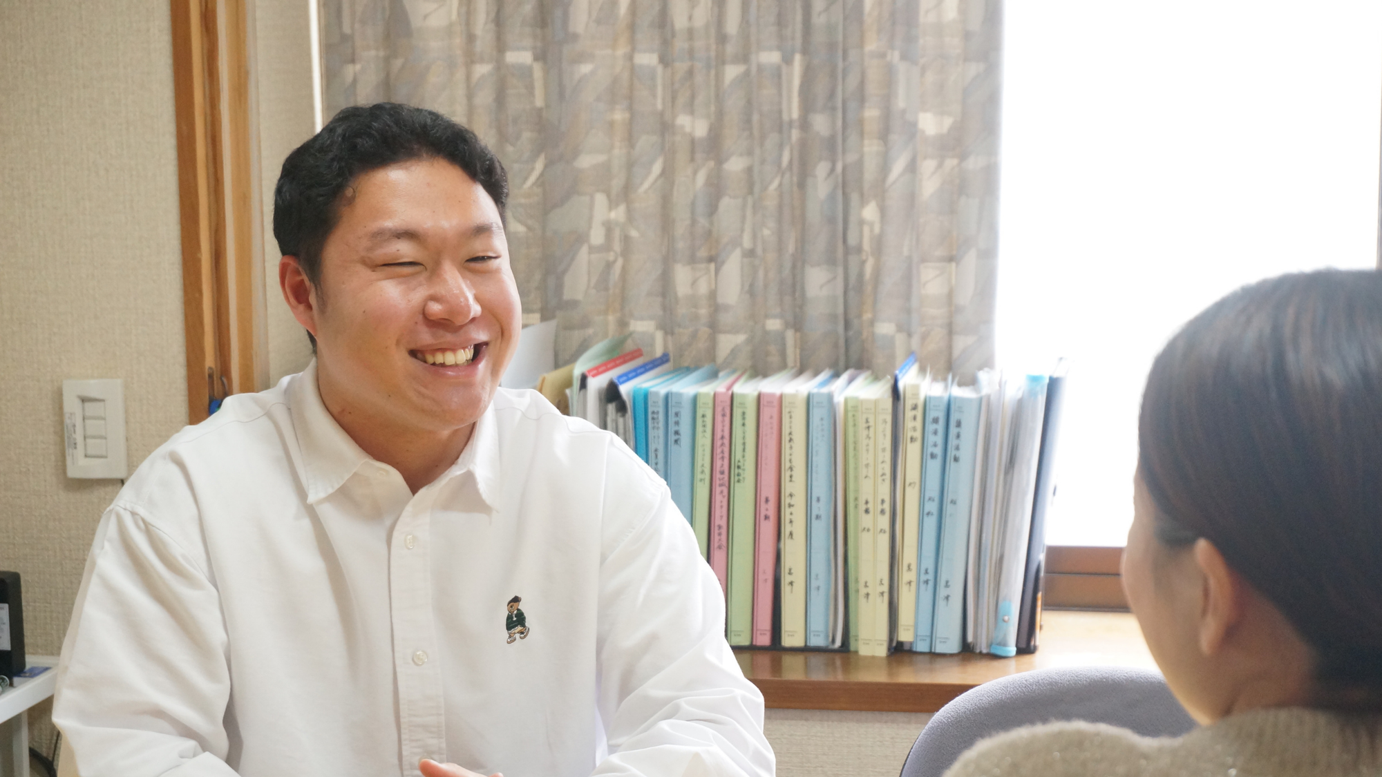 インタビュー風景：明るく気さくにお話ししてくださる宮津航一さんの写真