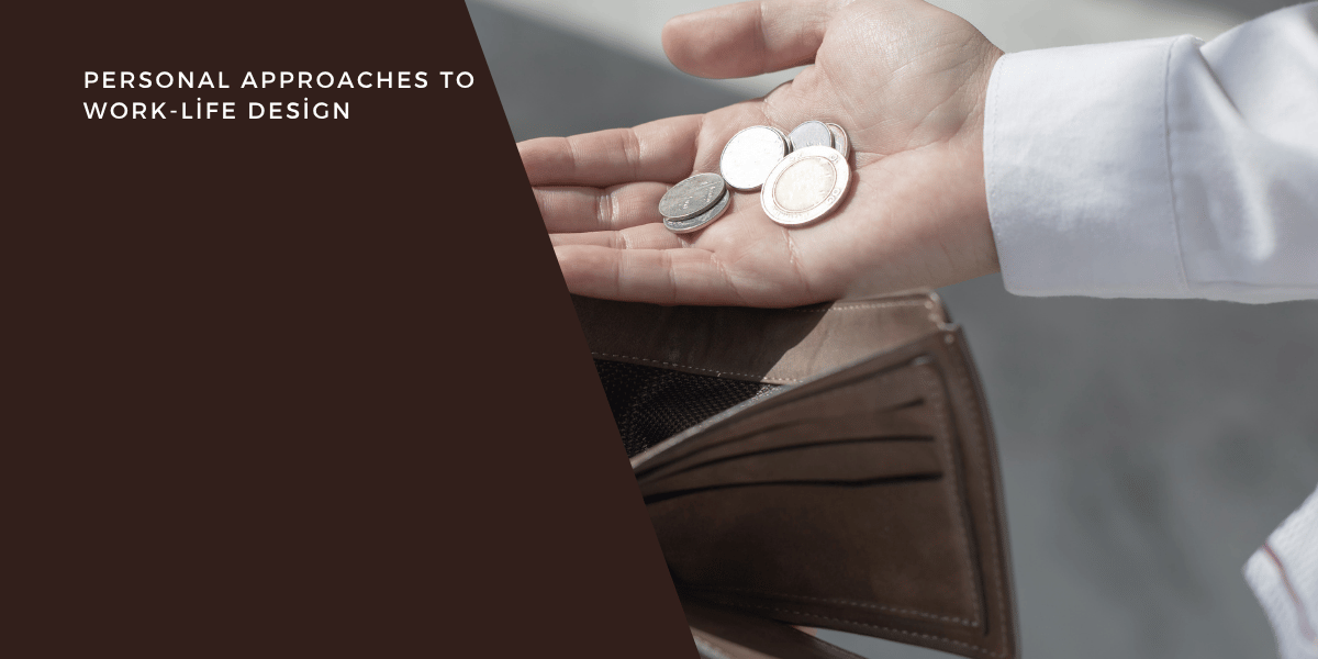 手のひらに載せた複数のコインと、背景に開いた茶色の革財布。左側に「PERSONAL APPROACHES TO WORK-LIFE DESIGN」と縦書きの白文字。